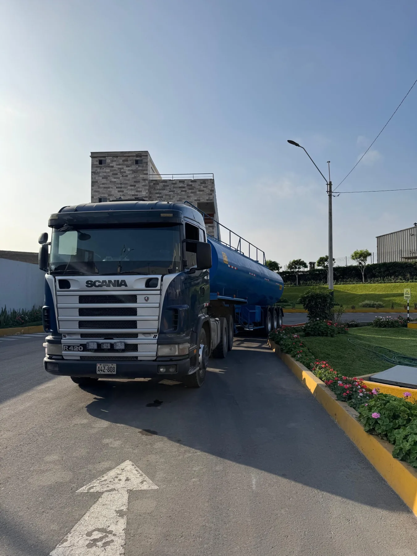 Camión cisterna azul de Transporte KARL