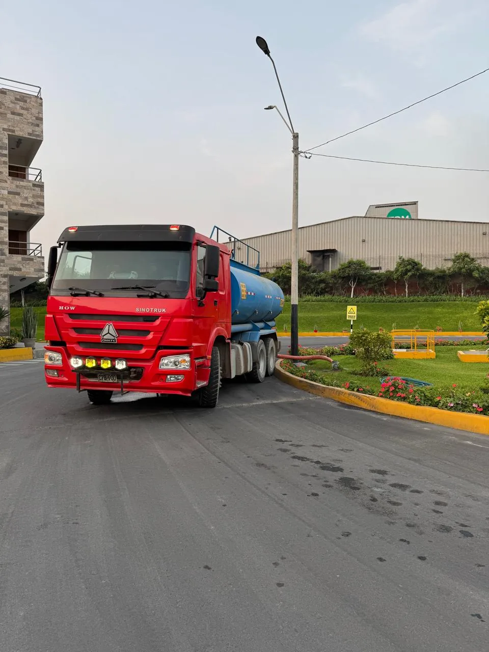 Camión cisterna en operación